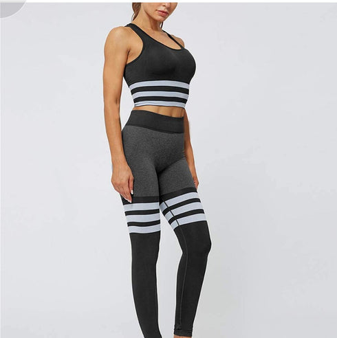 طقم ذا كيبر بنطال ضيق وسروال قصير بطول كامل مع خطوط باللون الأسود